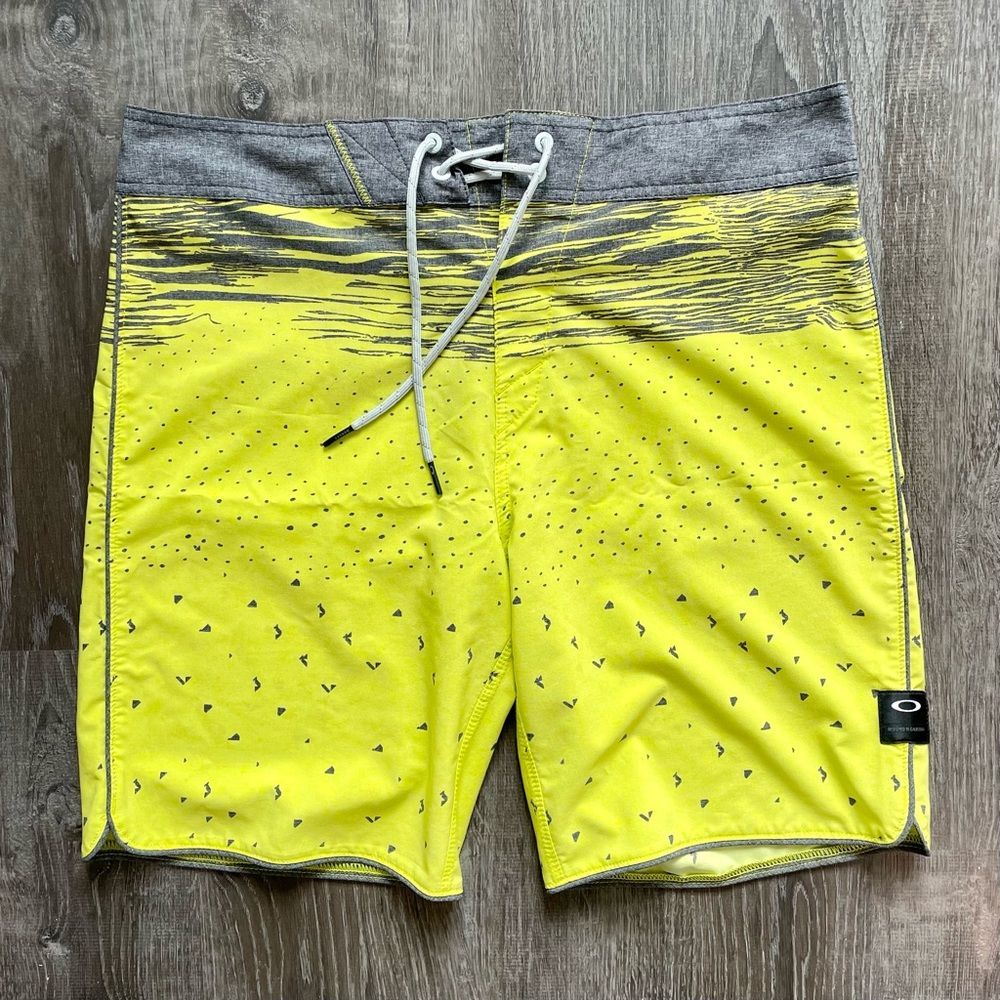 Men’s Oakley Board Shorts / Swim Trunks - Size 33 (L)